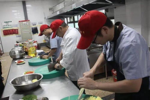 优质不停歇，服务无止境｜上虞区实初教育集团实验中学深入开展优质服务月活动，健康咨询温暖师生